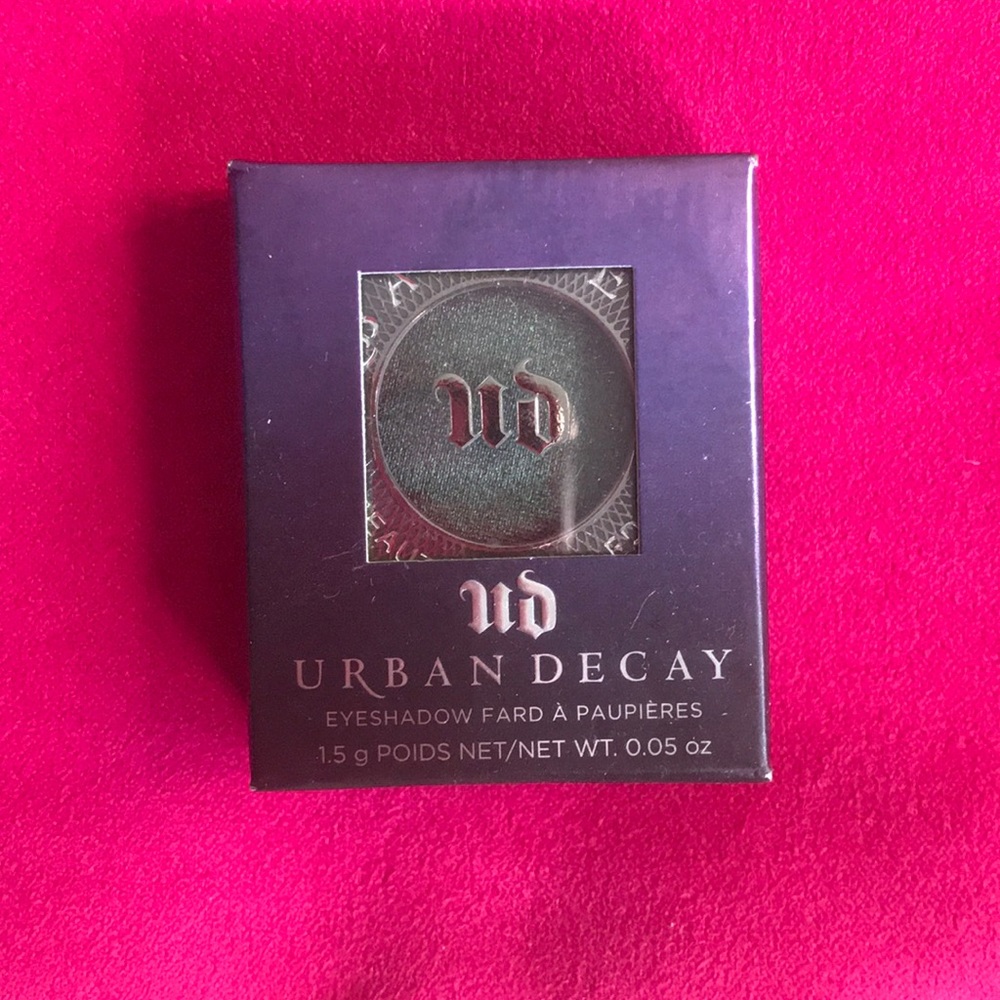 Urban Decay single shadow in Lounge